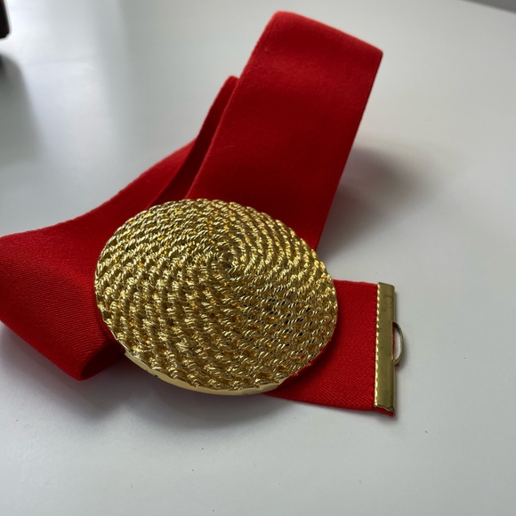 Vintage Pat Pend Red Stretch Waist Belt Featuring Large Round Gold Tone Buckle - Picture 4 of 7